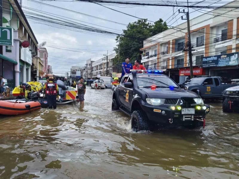 Tayland'da etkili olan şiddetli yağışların yol açtığı sel ve su baskınları nedeniyle son 10 günde 8 kişi hayatını kaybet