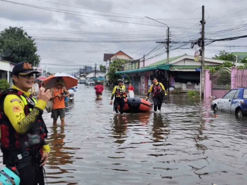 Tayland'da etkili olan şiddetli yağışların yol açtığı sel ve su baskınları nedeniyle son 10 günde 8 kişi hayatını kaybet