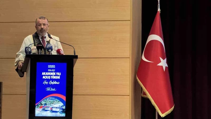 Ardından gerçekleştirilen 2026-2027 akademik yılı açılış töreni'nde konuşan KBÜ Rektörü Prof. Dr. Fatih Kırışık, ünivers