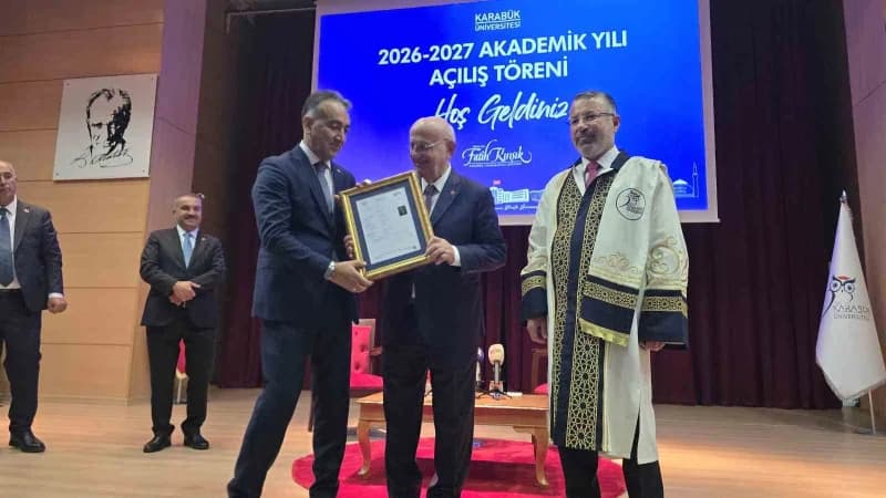 Programın sonundan Karabük Valisi Oktay Çağatay, Kahraman'a Karabük demir çelik lisesindeki diploma örneğini takdim etti