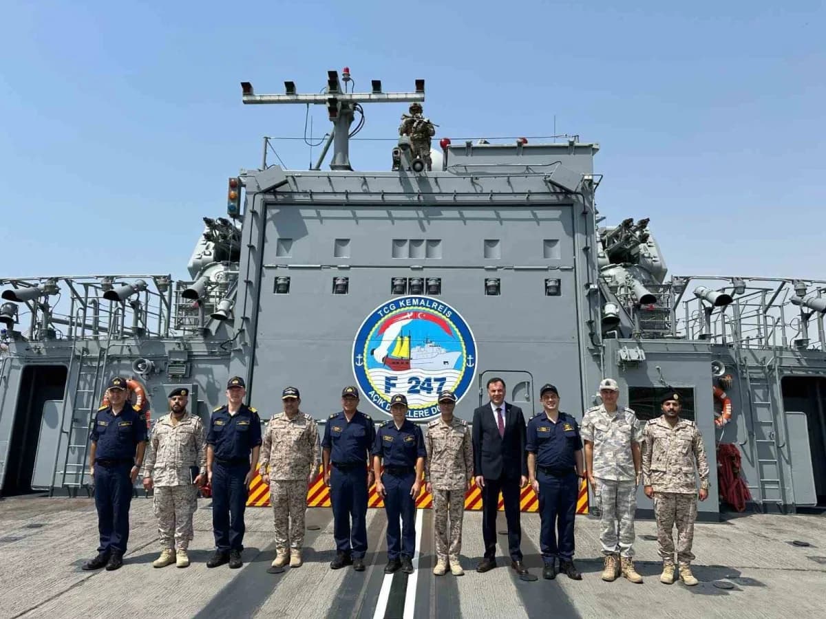 TCG Kemalreis fırkateyni Suudi Arabistan Cidde limanında demirlemiş halde