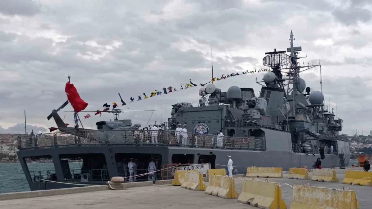 TCG Yıldırım fırkateyni Tekirdağ sahilinde ziyaretçilere açık halde demirlemiş durumda