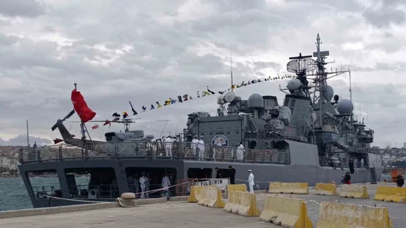 TCG Yıldırım fırkateyni Tekirdağ sahilinde ziyaretçilere açık halde demirlemiş durumda