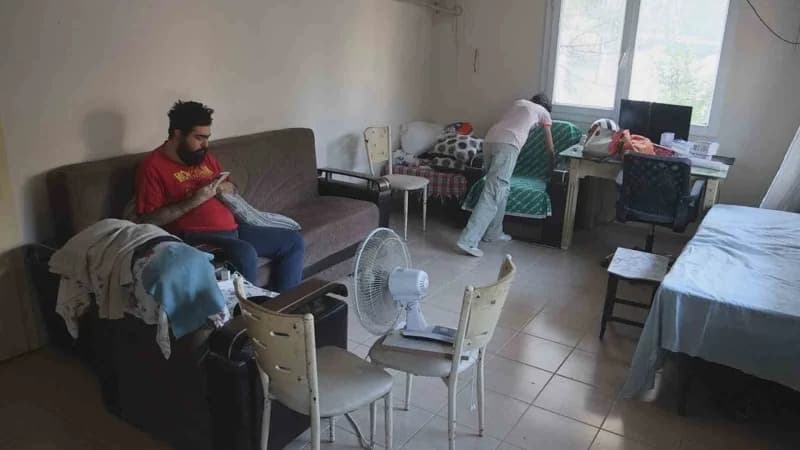 "İstesem düzelirim ama istemiyorum" diyen Barış, telefon başındaki hayatına döndü