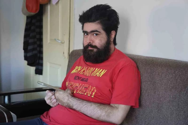 Hatay’da depremin ardından evinden çıkmayarak gününü bilgisayar ve telefonla oynayarak geçiren Barış Özbay, hastanede gö