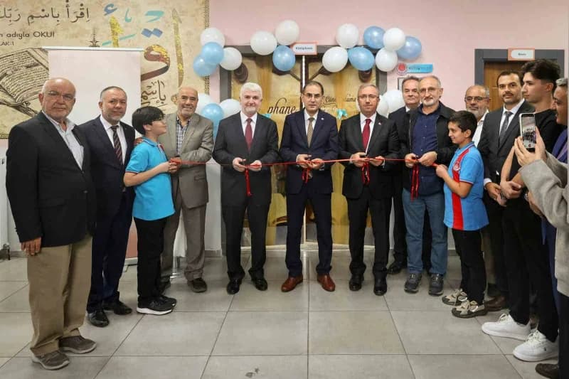 TEİ tarafından Eskişehir Anadolu İmam Hatip Lisesine kazandırılan modern kütüphane iç mekanı