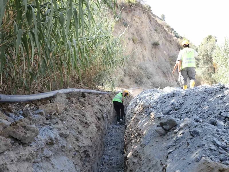 Samandağ’da Tekebaşı Grubu İçme Suyu Şebekesi Projesi kapsamında sürdürülen altyapı çalışmalarından görüntü.