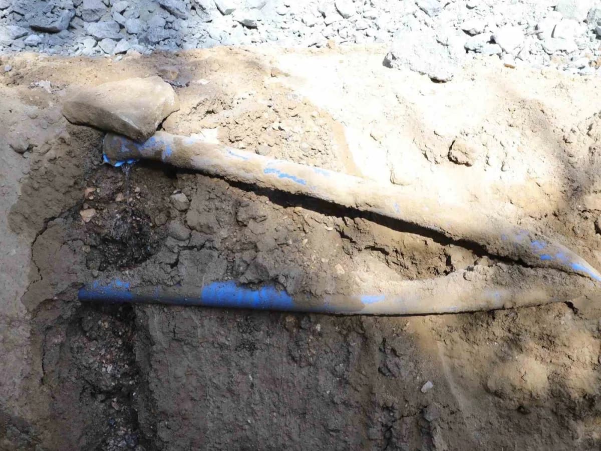 Samandağ’da Tekebaşı Grubu İçme Suyu Şebekesi Projesi kapsamında sürdürülen altyapı çalışmalarından görüntü.