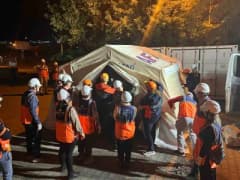 Tekirdağ’da AFAD gönüllülerine sahada uygulamalı afet eğitimi verilirken gönüllüler baret ve ekipmanlarla eğitimde yer a