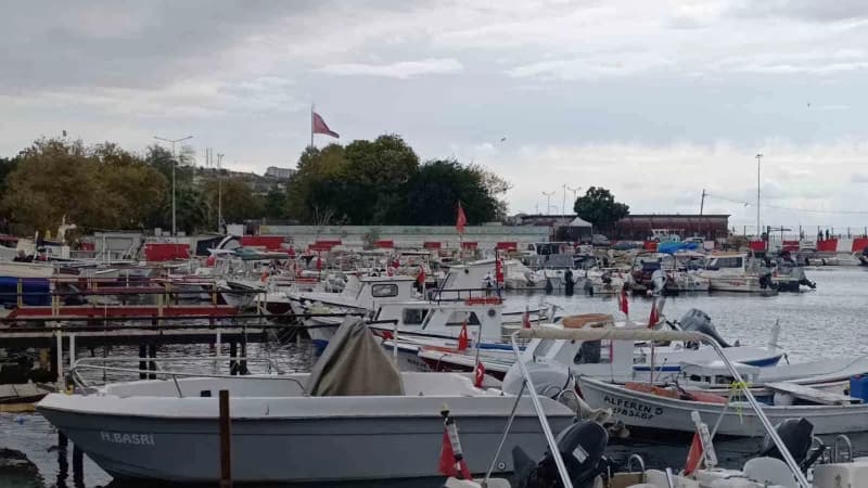Tekirdağ’da etkili olan fırtına, balıkçıların denize açılmasına engel oldu