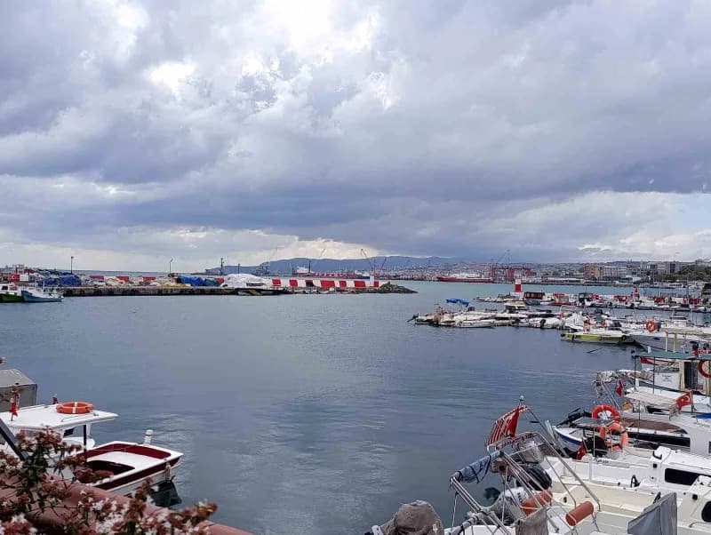 Tekirdağ’da etkili olan fırtına, balıkçıların denize açılmasına engel oldu