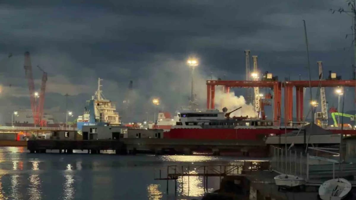 Tekirdağ'ın Süleymanpaşa ilçesinde bulunan Ceyport Limanı'nda bir kamyonette yangın çıktı.