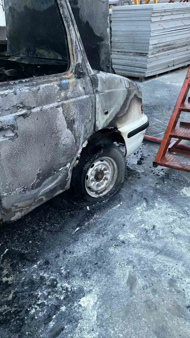 İtfaiye ekiplerinin müdahalesiyle yangın kontrol altına alınırken, kamyonette maddi hasar meydana geldi. Yangının çıkış