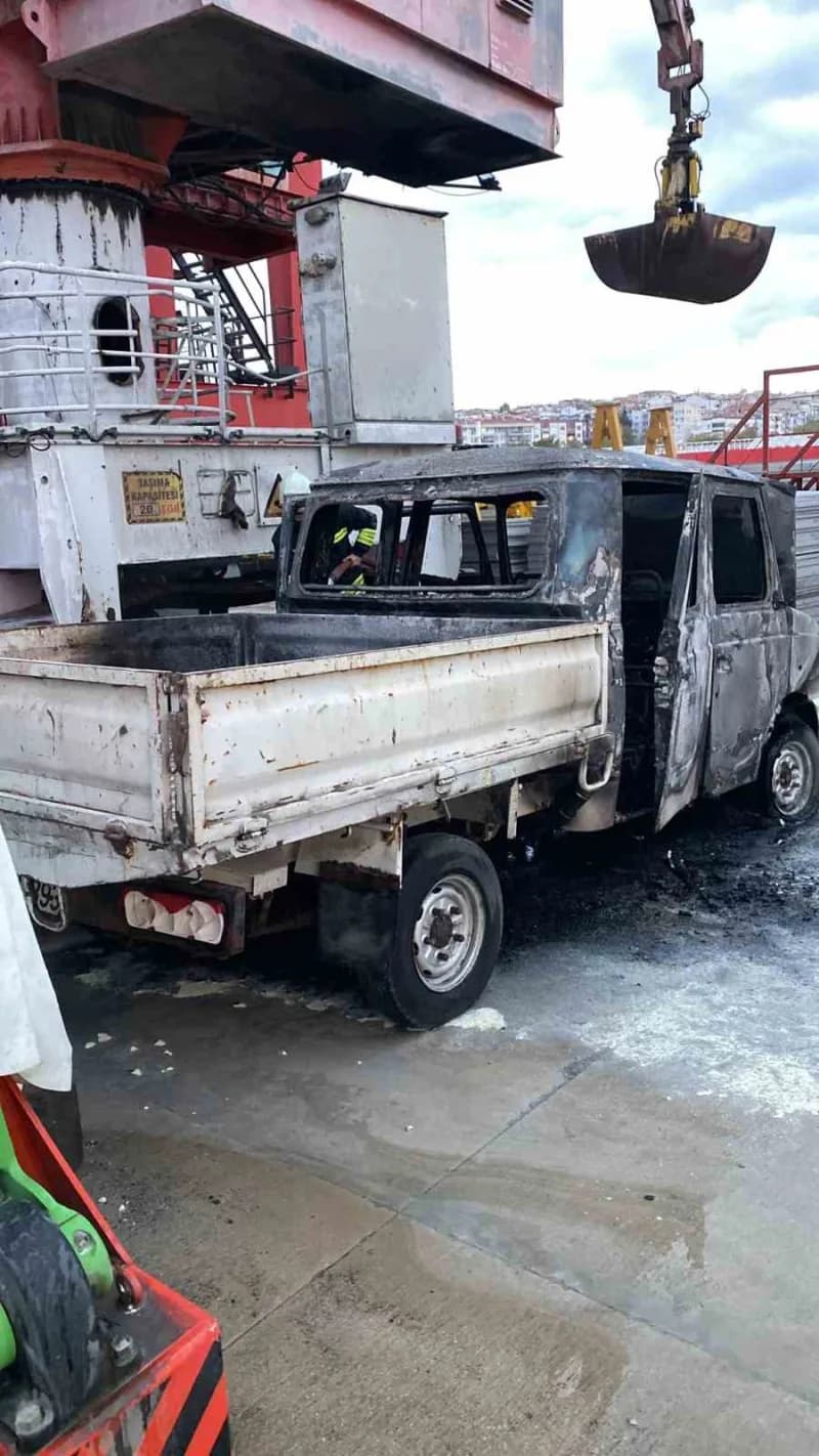 Tekirdağ’ın Süleymanpaşa ilçesinde bulunan Ceyport Limanı’nda kamyonette yangın çıktı.