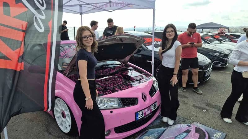 Asfaltı yakıp geçtiler: Tekirdağ’da nefes kesen Drift şovu