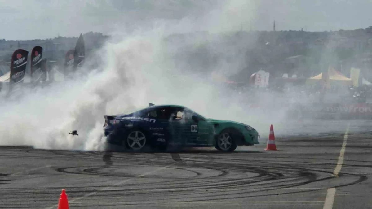 Tekirdağ Süleymanpaşa’da düzenlenen Tuning ve Drift Festivali’nde drift gösterisi sırasında yoğun duman ve modifiye araç