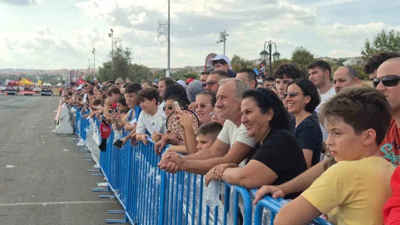 Drift gösterileri sırasında araçların lastiklerinden yoğun duman yükseldi. Zaman zaman gösteri alanının tamamını kaplaya