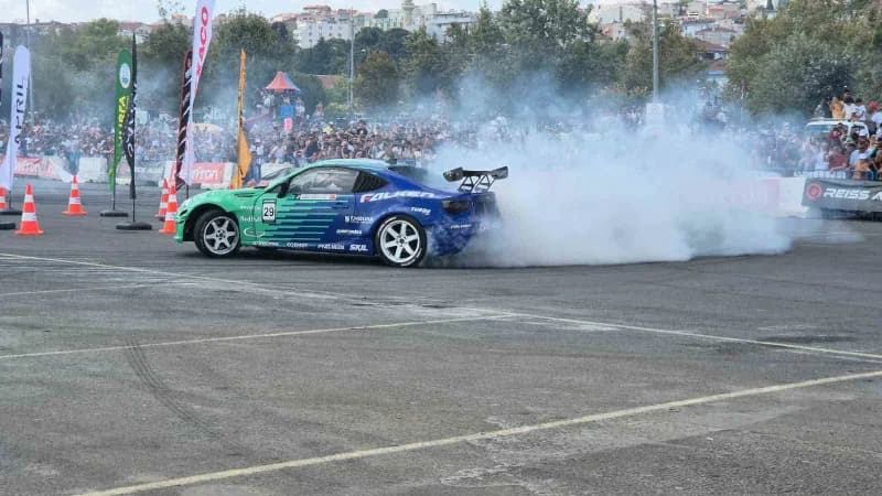 Sürücülerin araçlarıyla gerçekleştirdiği Drift gösterilerinde lastikler dakikalarca dönerken, asfalt üzerinde yoğun duma