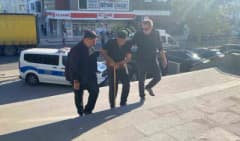 Tekirdağ Kapaklı'da eşini öldüren 78 yaşındaki Mehmet Ünlü adliyeye sevk edilirken polis eşliğinde bastonla yürürken gör