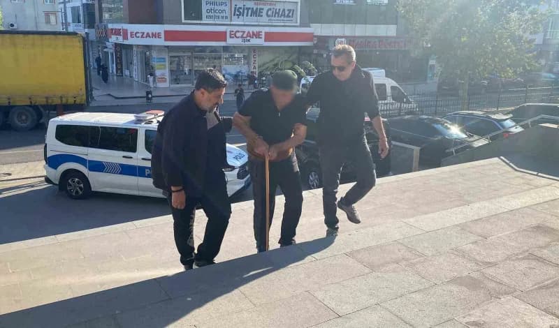 Tekirdağ Kapaklı'da eşini öldüren 78 yaşındaki Mehmet Ünlü adliyeye sevk edilirken polis eşliğinde bastonla yürürken gör