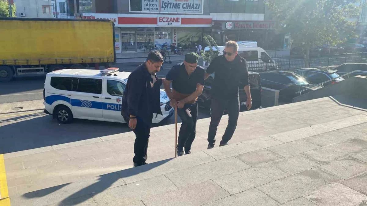 Tekirdağ Kapaklı'da 78 yaşındaki eşini satırla öldüren zanlının adliyeye bastonla getirilişi