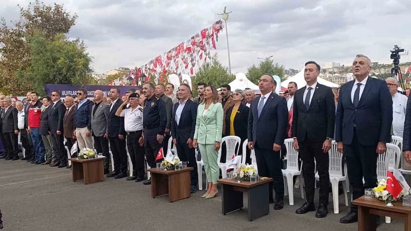 Festivalin açılış programına Tekirdağ Valisi Recep Soytürk, İl Emniyet Müdürü Ahmet Metin Turanlı, İl Jandarma Komutanı
