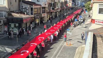 Tekirdağ Süleymanpaşa ilçesinde Gaziler Günü yürüyüşünde dev Türk bayrağı taşınırken çekilmiş fotoğraf
