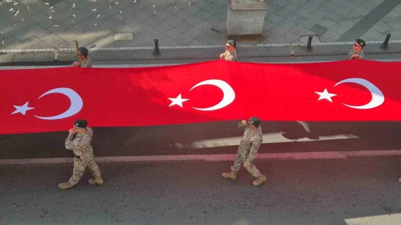 Hükümet Caddesi boyunca devam eden yürüyüş, Tekirdağ Valiliği önünde sona erdi. Burada düzenlenen çelenk sunma töreninin