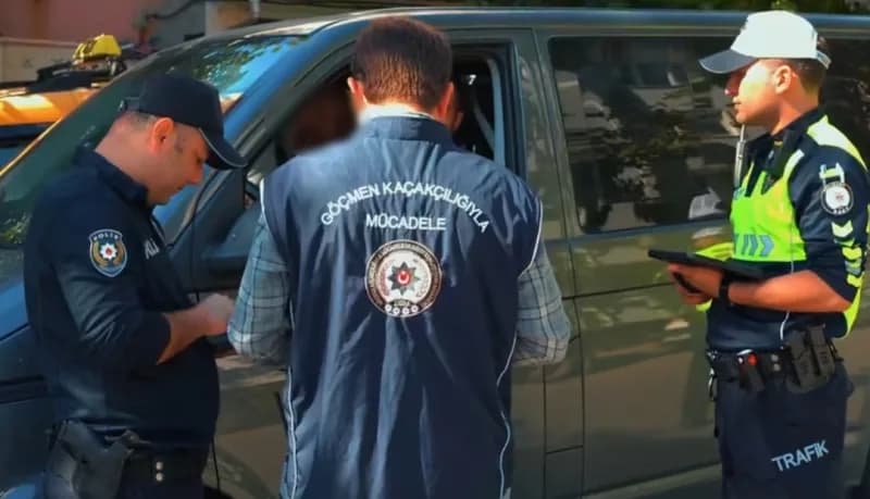 Tekirdağ’da polis ekiplerinin huzur uygulaması sırasında araç ve kişi kontrolleri yapması