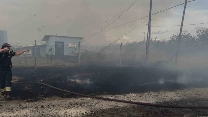 İhbar üzerine olay yerine jandarma ve itfaiye ekipleri sevk edildi. Yoğun dumanın etkisiyle yolda görüş mesafesinin düşm