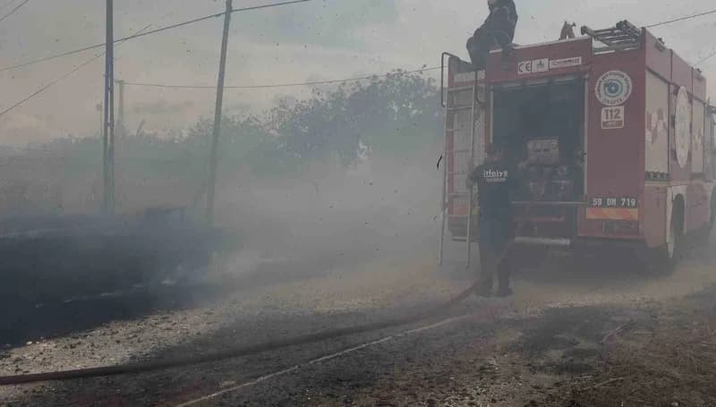 Yoğun dumanın etkisiyle görüş mesafesinin düşmesi sonucu bölgede maddi hasarlı bir trafik kazası da meydana geldi.