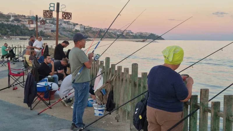 Amatör balıkçılar, Rumeli İskelesi’ne akın ederek hem balık tutuyor hem de günün stresini atıyor.