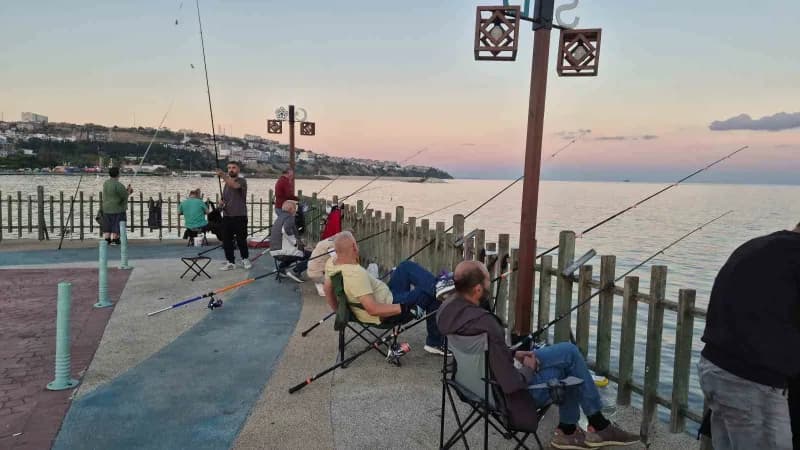 Amatör balıkçılar, Rumeli İskelesi’ne akın ederek hem balık tutuyor hem de günün stresini atıyor.