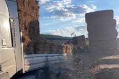 Tekirdağ Malkara'da saman balyalarının devrilmesi sonucu olay yerinde sağlık ve jandarma ekipleri çalışıyor