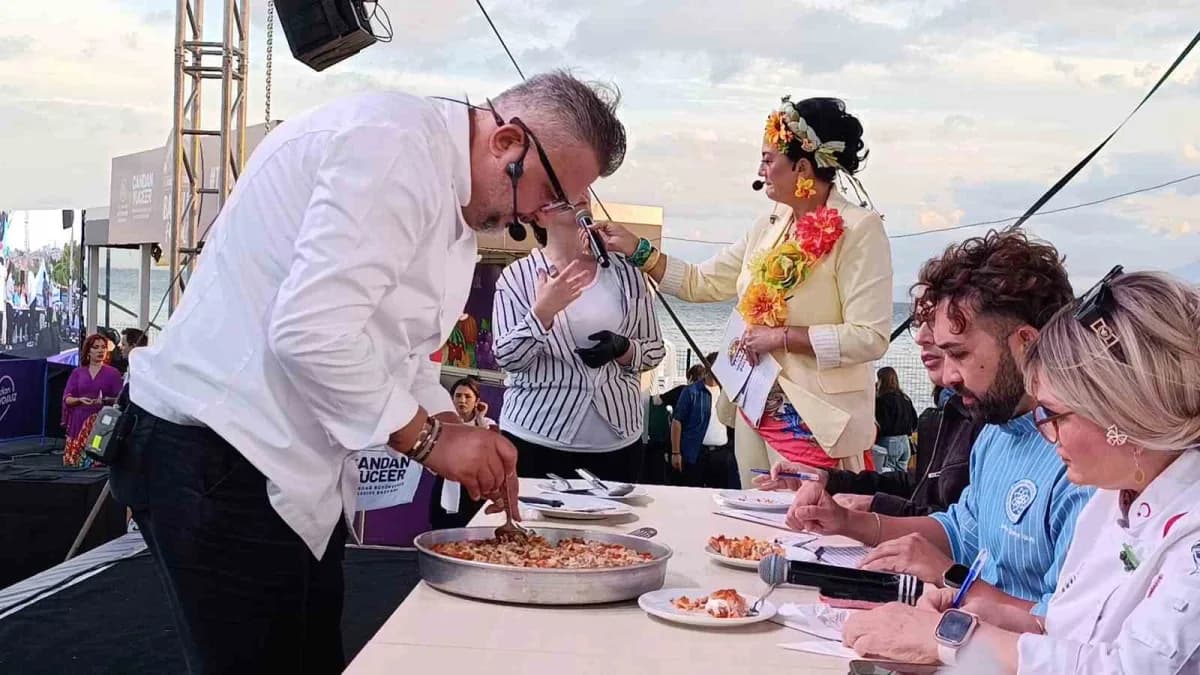 Festival alanında düzenlenen yarışmada birbirinden farklı sunumlarla hazırlanan Sini Mantıları jüri üyelerinin beğenisin