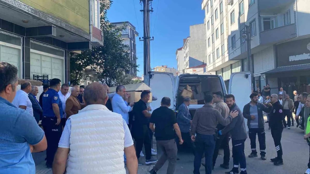 Tekirdağ Kapaklı Cumhuriyet Mahallesi Erbay Caddesi'nde polis ekiplerinin olay yeri incelemesi yapması