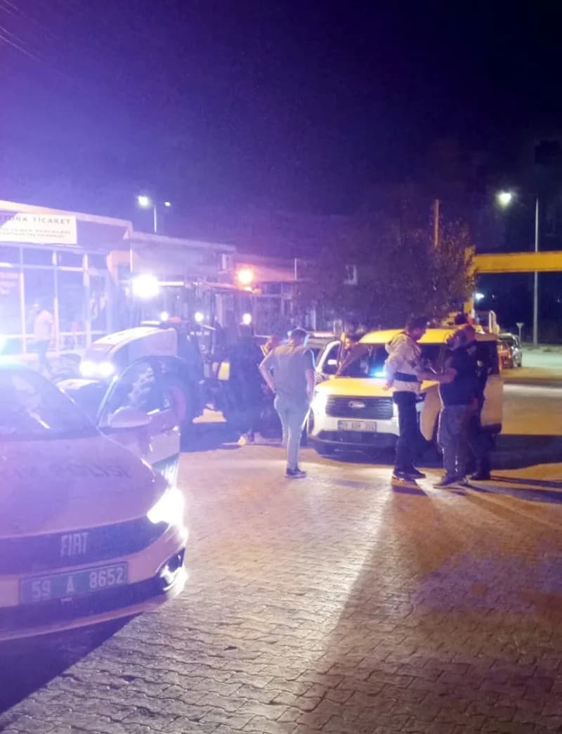 Tekirdağ Muratlı’da polis ekiplerinin dur ihtarına uymayan traktör sürücüsünün polis aracına çarpması sonrası olay yeri