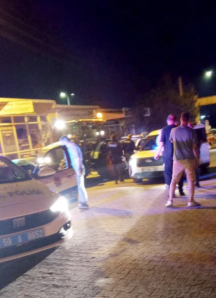 Polis ekipleri durdurmak için havaya ateş etti.