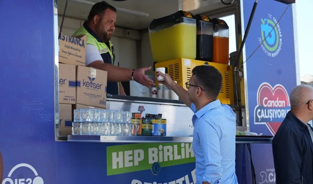 Tekirdağ Büyükşehir Belediyesi tarafından kampüs girişinde üniversite öğrencilerine yapılan karşılama etkinliği