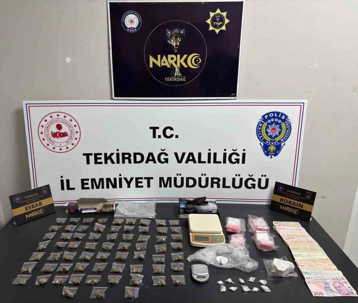 Tekirdağ’da uyuşturucu operasyonunda ele geçirilen uyuşturucu maddeler ve materyaller