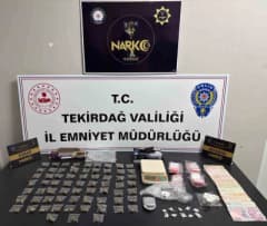 Tekirdağ’da uyuşturucu operasyonunda ele geçirilen uyuşturucu maddeler ve materyaller