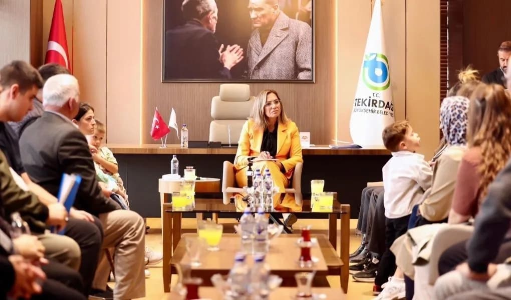 Çerkezköy Atatürk Kültür Merkezi’nde düzenlenen buluşmaya vatandaşlar yoğun ilgi gösterdi. Yüceer, Çerkezköylü vatandaşl
