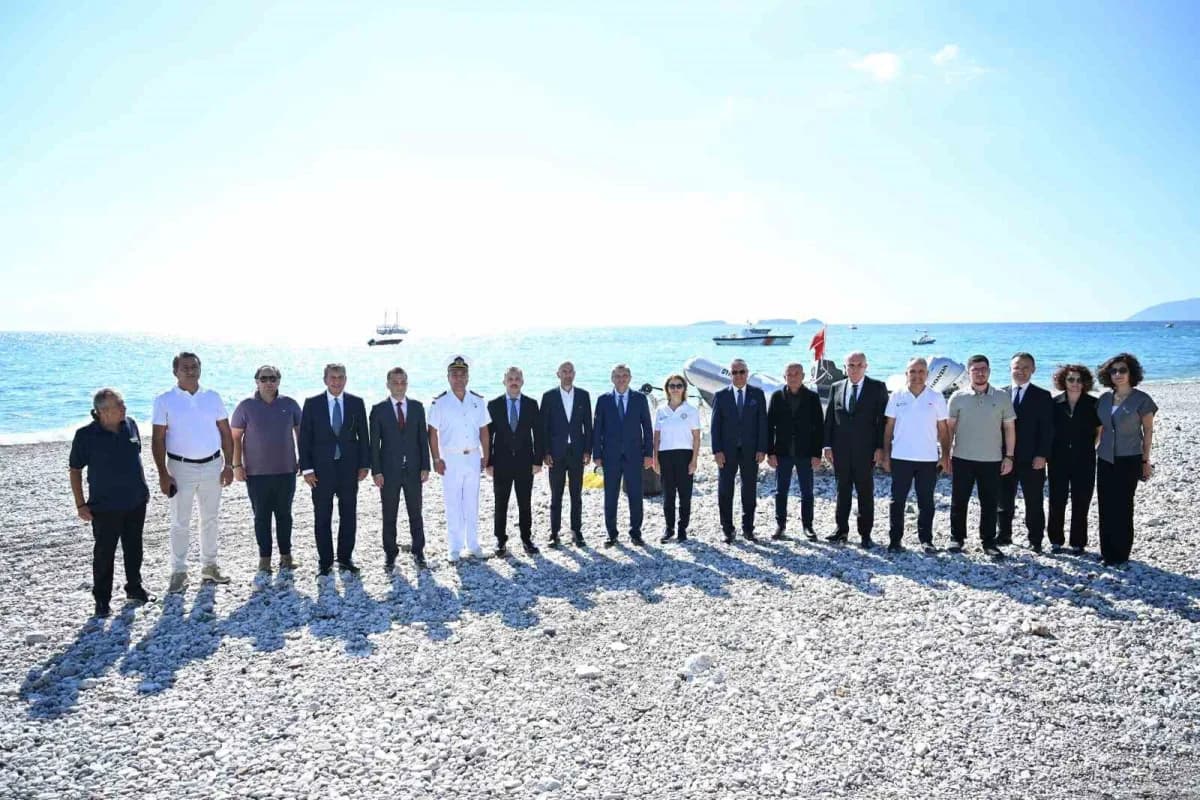 Antalya Tekirova Sahili’nde deniz yaşamını koruma ve restorasyon çalışmaları kapsamında saha çalışması yapan ekipler