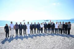 Antalya Tekirova Sahili’nde deniz yaşamını koruma ve restorasyon çalışmaları kapsamında saha çalışması yapan ekipler