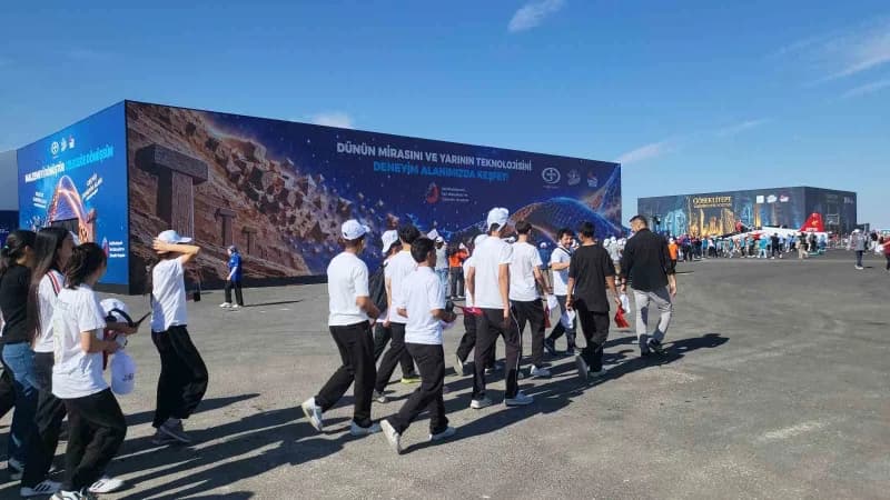 Şanlıurfa GAP Havalimanı’nda düzenlenen TEKNOFEST Güneydoğu festivalinde hava araçları gösterisi ve kalabalık ziyaretçil