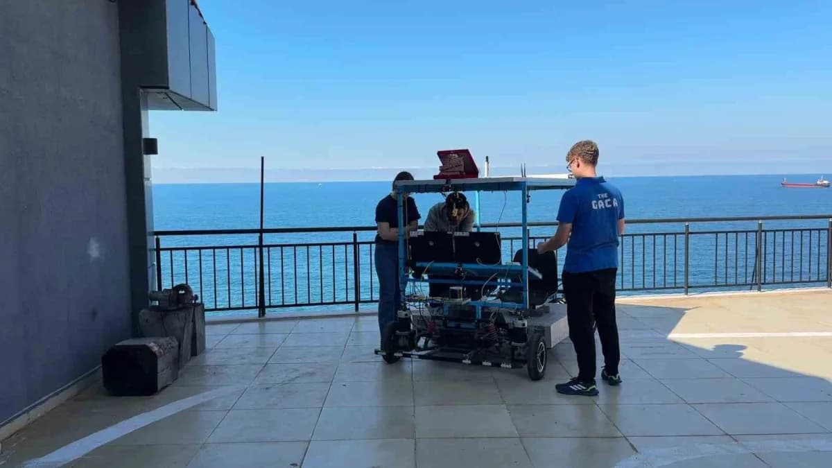 TEKNOFEST Robotaksi yarışmasında Zonguldaklı 'O Gaca' takımı aracını teknik arızadan sonra tamir ederken