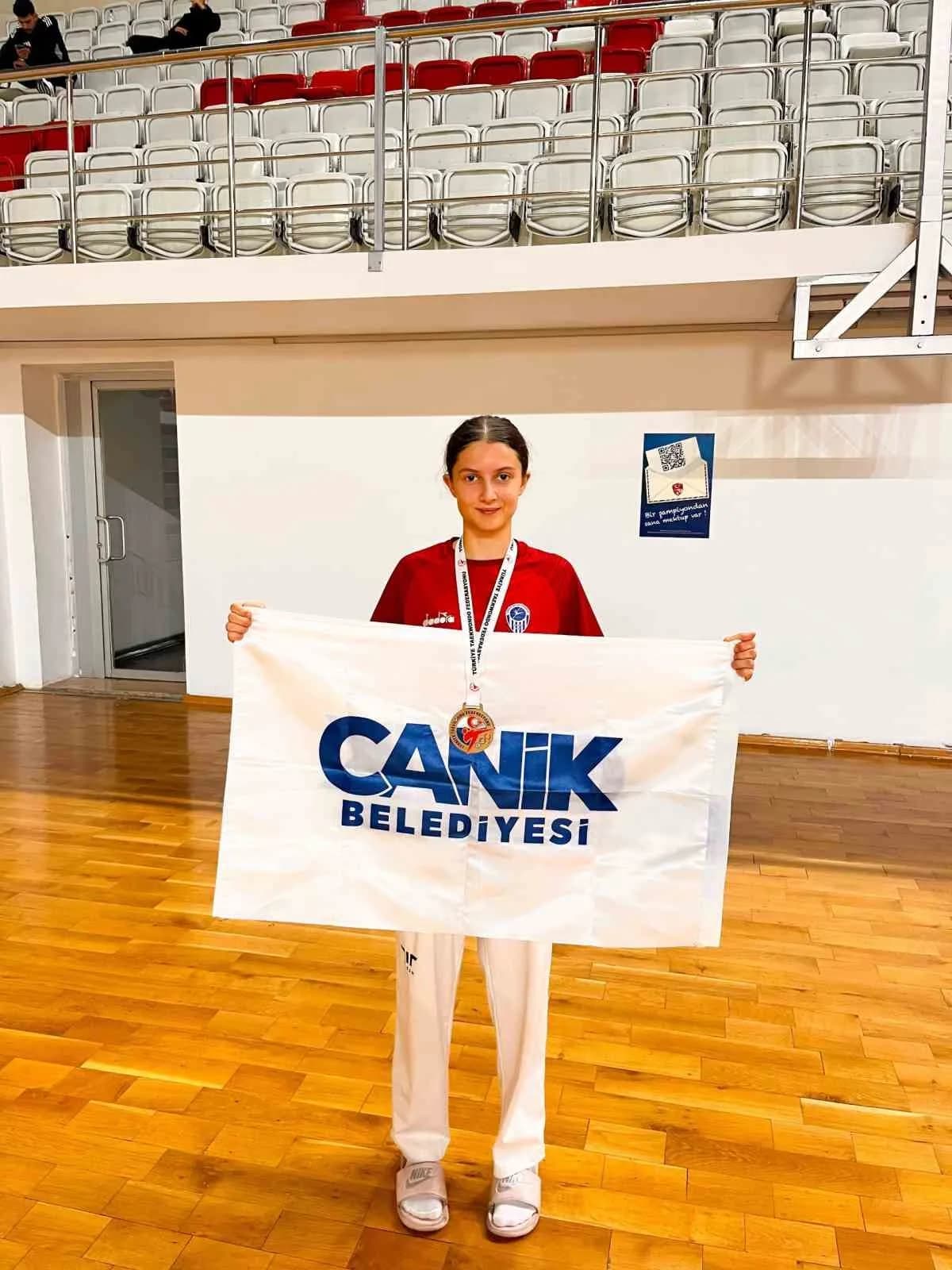 Canik Belediyespor Kulübü sporcusu Asiye Nur Bilgin, Tekvando Türkiye Şampiyonası'nda adını finale yazdırdı.