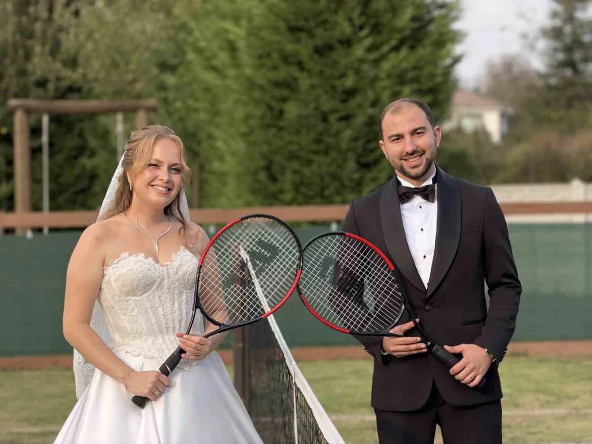 Düzce Bayramcı köyündeki tenis kortunda gelinlik ve damatlıkla tenis oynayan çiftin fotoğrafı