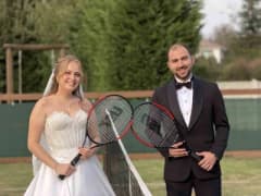 Düzce Bayramcı köyündeki tenis kortunda gelinlik ve damatlıkla tenis oynayan çiftin fotoğrafı