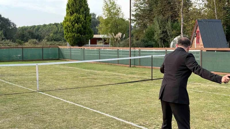 İstanbul’da tenis dersi sırasında tanışan Alp Emre Can ile Hasret Can’ın arkadaşlığı zamanla aşka dönüştü. Evlilikle taç